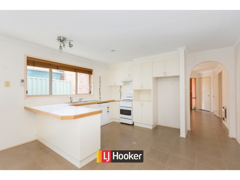 8 Leonard Close, Dunlop ACT 2615