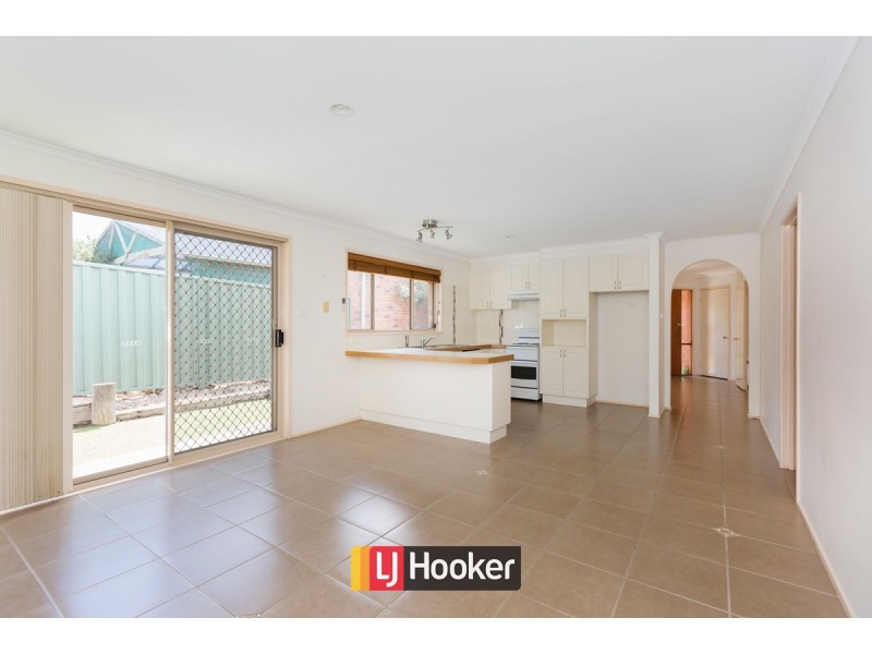 8 Leonard Close, Dunlop ACT 2615