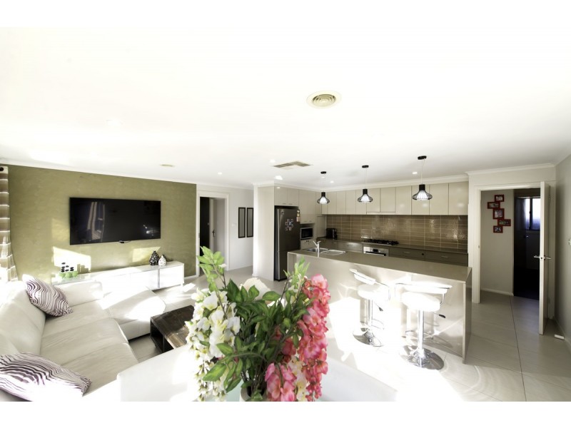 10 Loma Rudduck Street, Forde ACT 2914