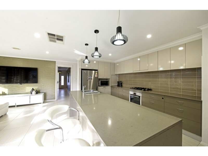 10 Loma Rudduck Street, Forde ACT 2914