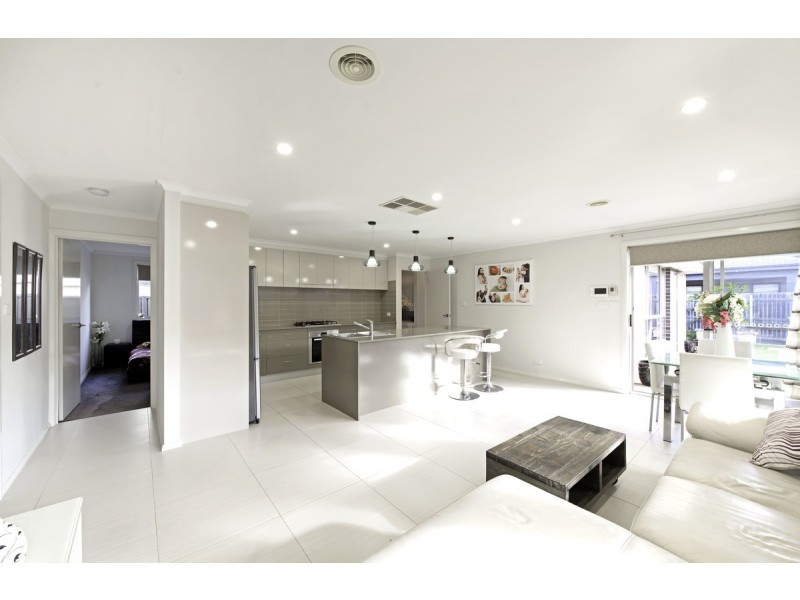 10 Loma Rudduck Street, Forde ACT 2914