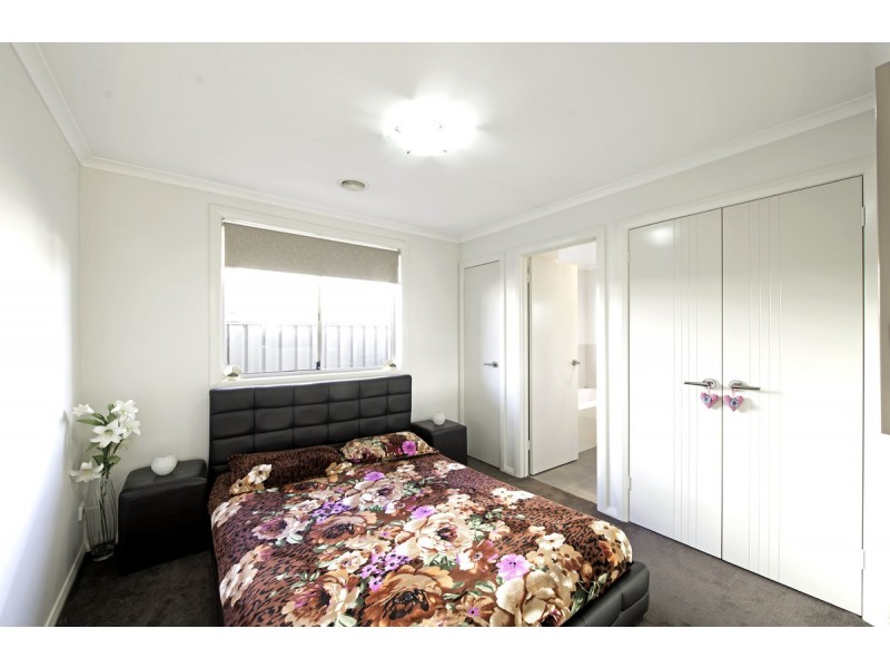 10 Loma Rudduck Street, Forde ACT 2914
