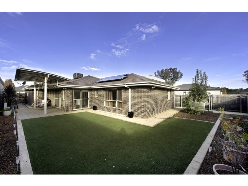 10 Loma Rudduck Street, Forde ACT 2914