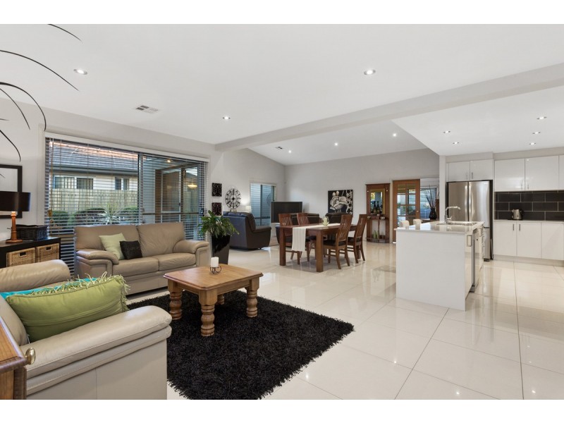 2 Allnutt Crescent, Forde ACT 2914