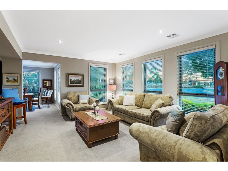 2 Allnutt Crescent, Forde ACT 2914