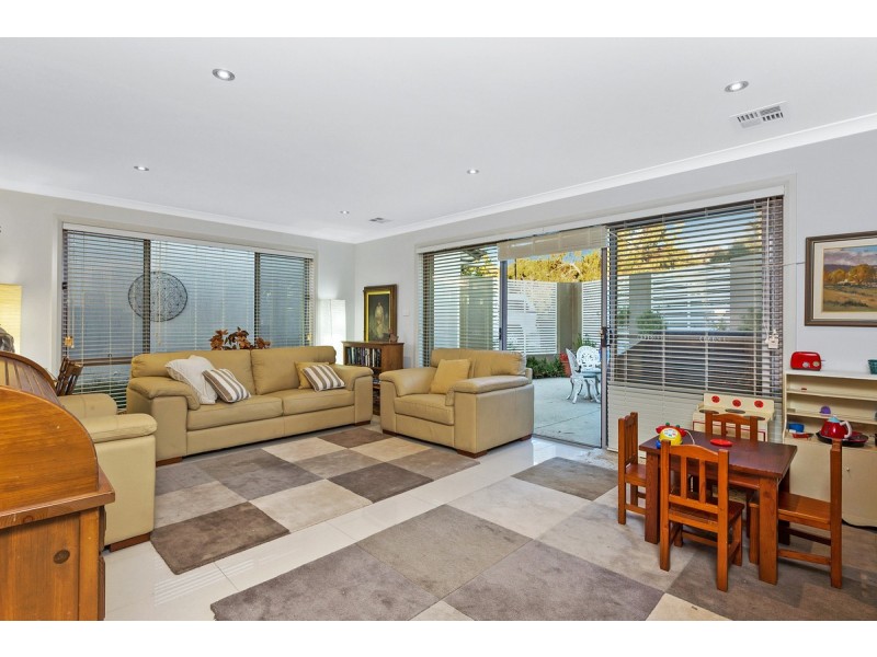 2 Allnutt Crescent, Forde ACT 2914