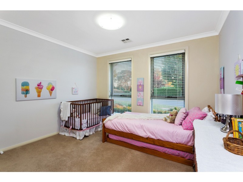 2 Allnutt Crescent, Forde ACT 2914