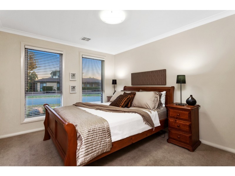 2 Allnutt Crescent, Forde ACT 2914