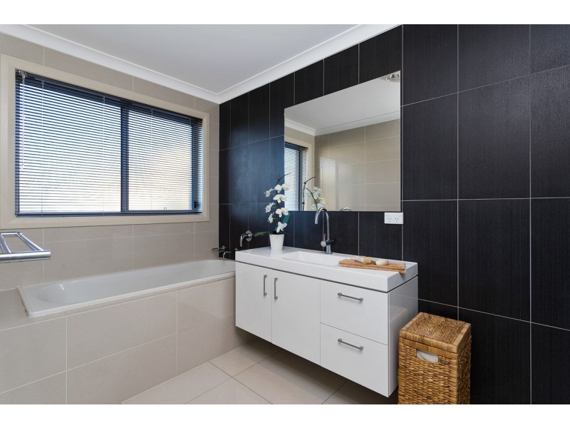 2 Allnutt Crescent, Forde ACT 2914