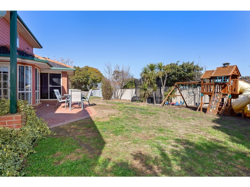 8 Barn Place, Palmerston ACT 2913