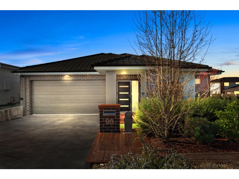 98 Greg Urwin Circuit, Casey ACT 2913