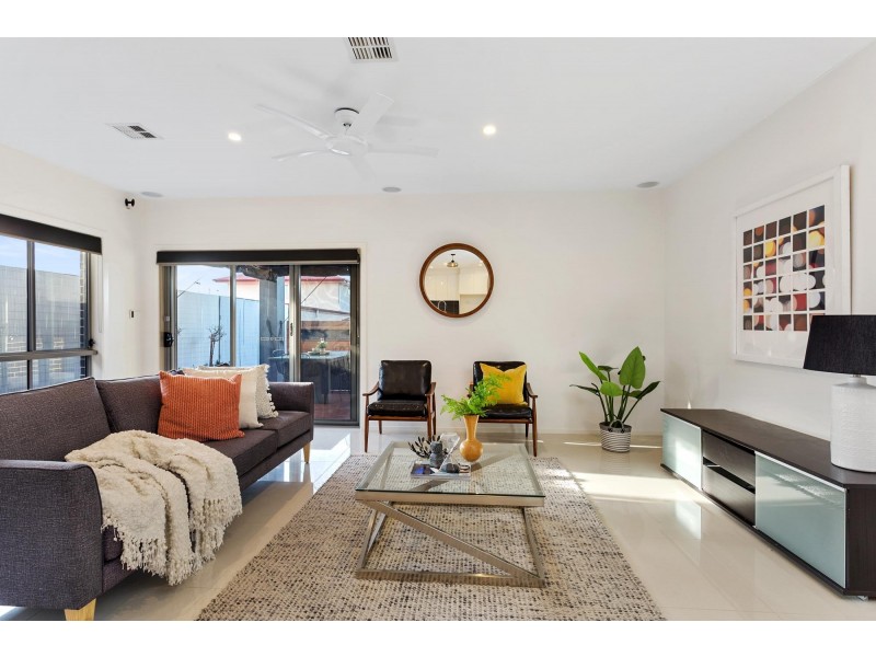 98 Greg Urwin Circuit, Casey ACT 2913