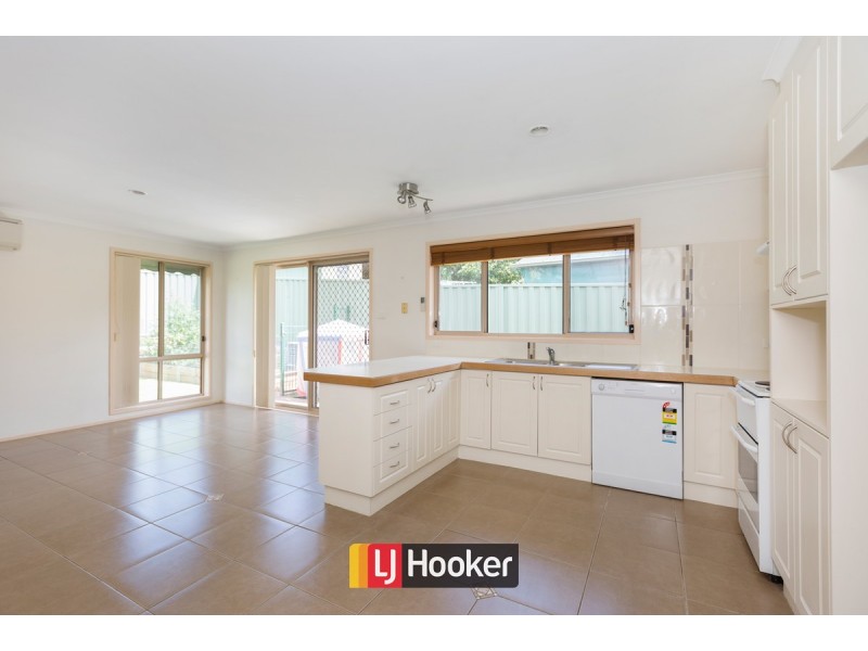 8 Leonard Close, Dunlop ACT 2615