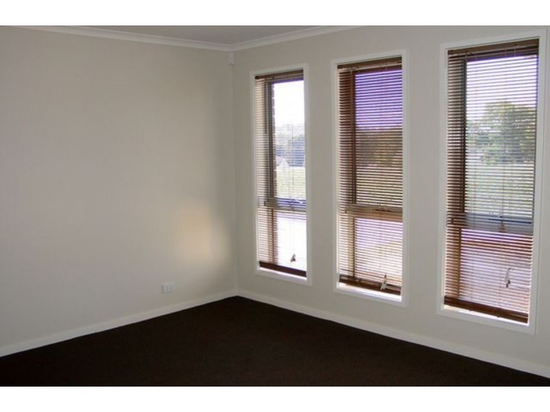 33 Jean MacNamara Street, Macgregor ACT 2615