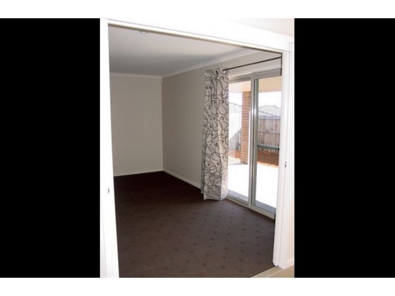 33 Jean MacNamara Street, Macgregor ACT 2615