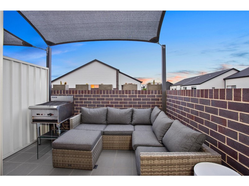 17/2 Clare Burton Crescent, Franklin ACT 2913