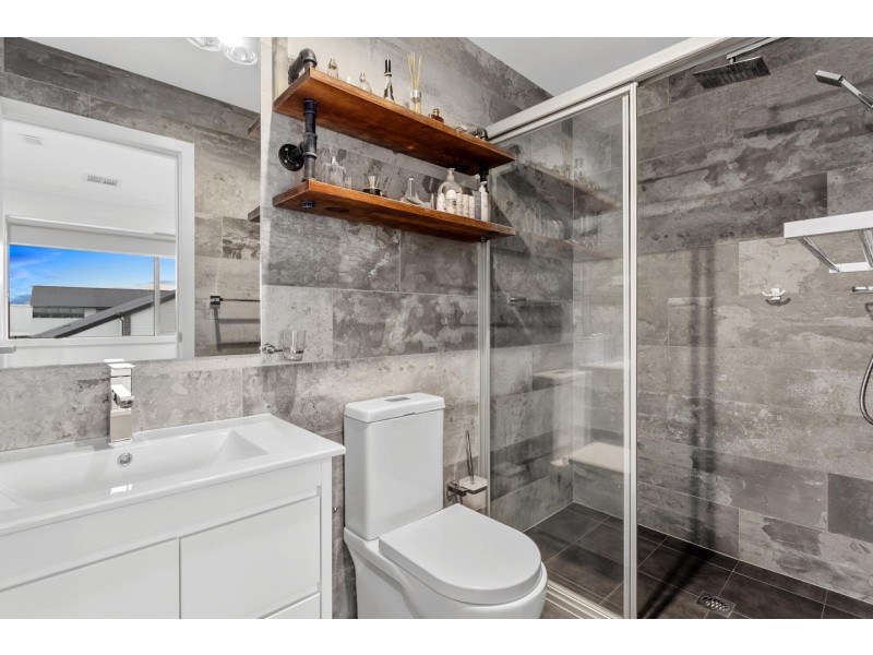 17/2 Clare Burton Crescent, Franklin ACT 2913