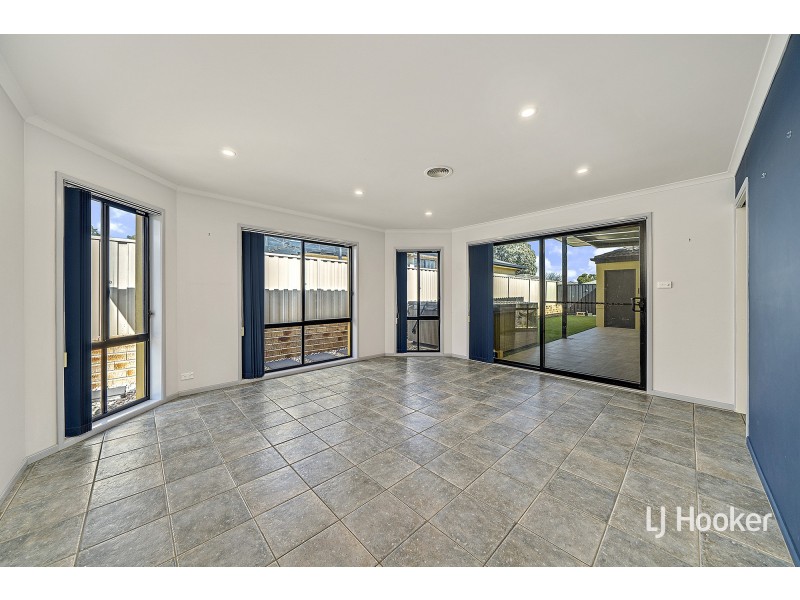 205 Halloran Drive, Jerrabomberra NSW 2619