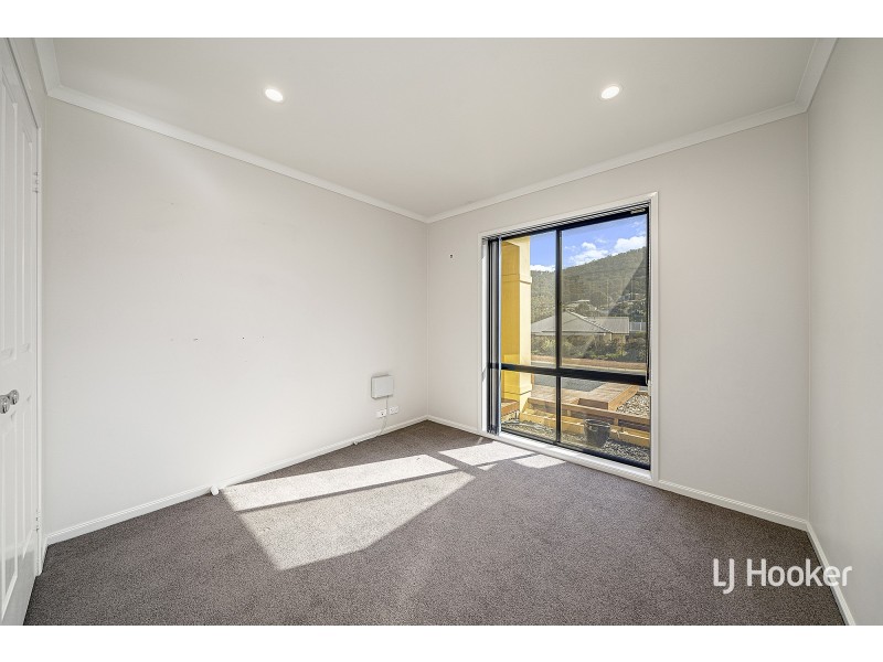 205 Halloran Drive, Jerrabomberra NSW 2619