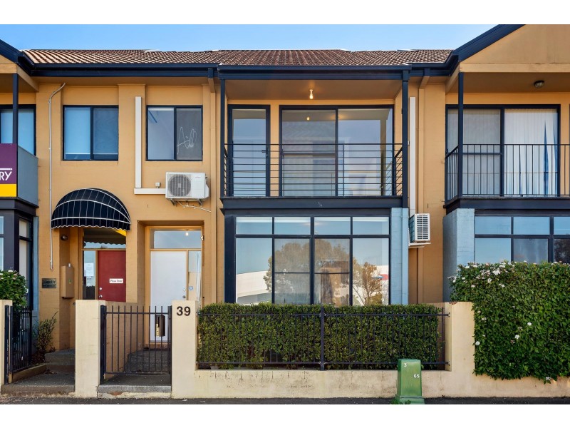 39 Anthony Rolfe Avenue, Gungahlin ACT 2912