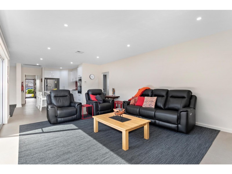 2/77 Zakharov Avenue, Forde ACT 2914