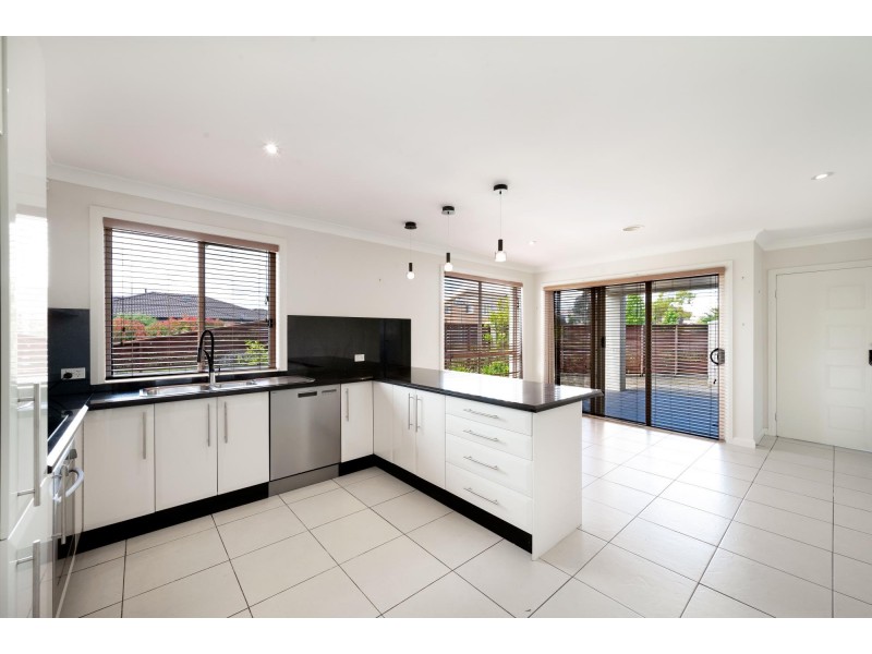 73 Patrick White Circuit, Franklin ACT 2913