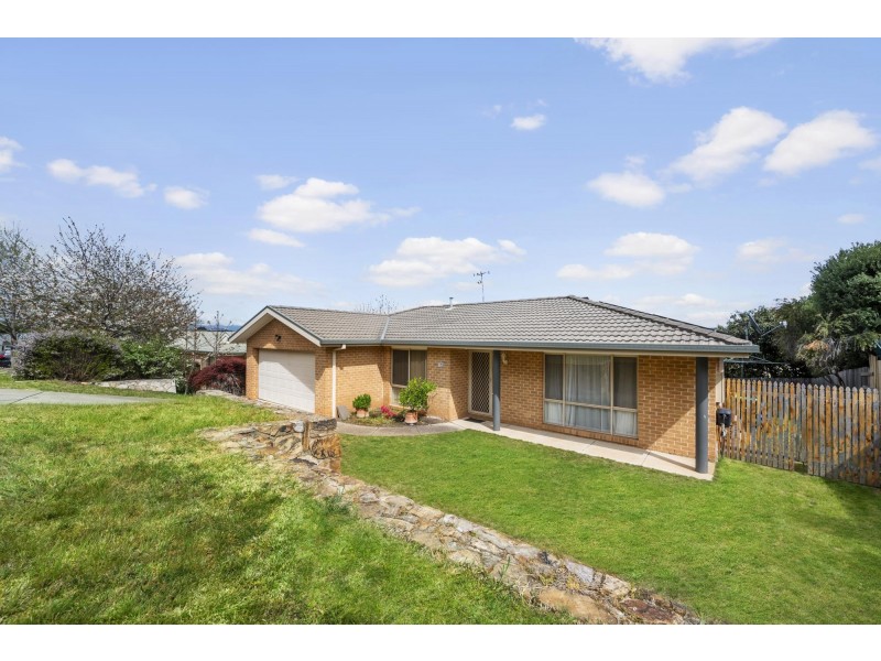 8 Loxton Place, Dunlop ACT 2615