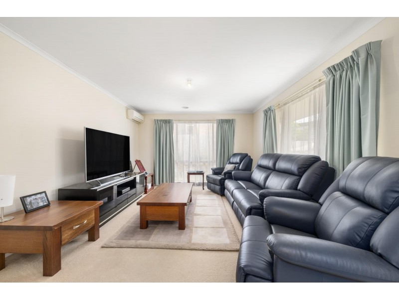 8 Loxton Place, Dunlop ACT 2615