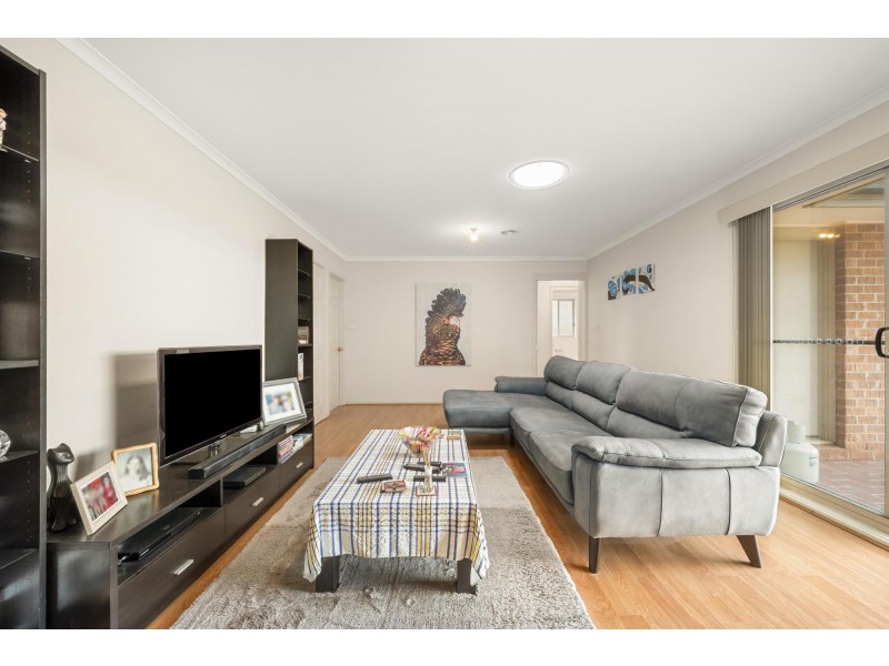 8 Loxton Place, Dunlop ACT 2615