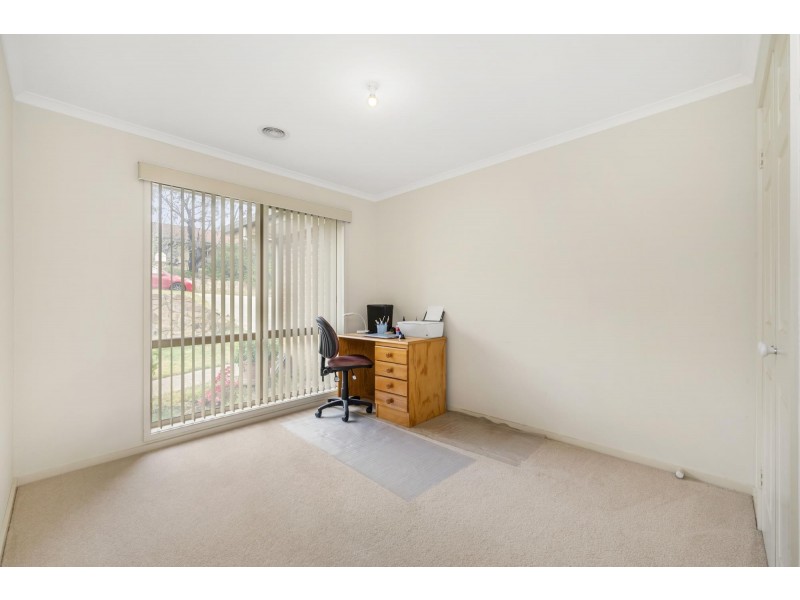 8 Loxton Place, Dunlop ACT 2615