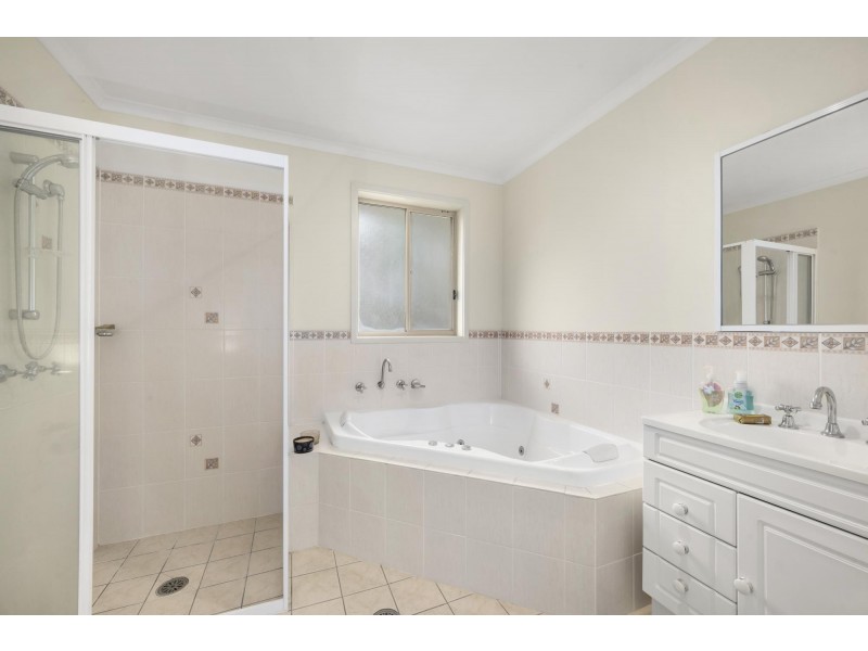 8 Loxton Place, Dunlop ACT 2615