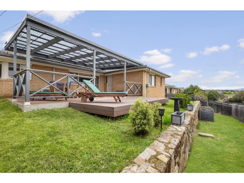 8 Loxton Place, Dunlop ACT 2615