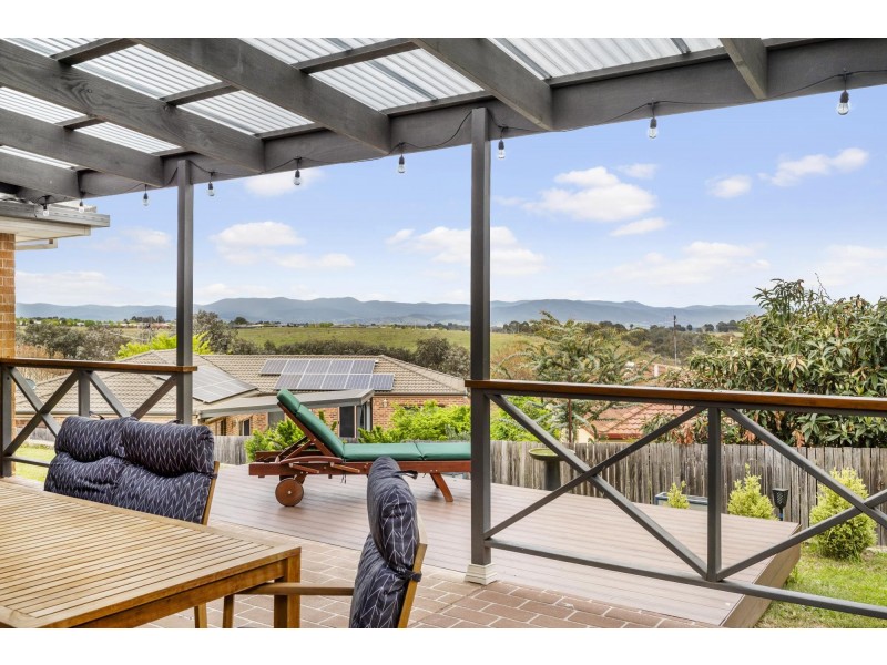 8 Loxton Place, Dunlop ACT 2615