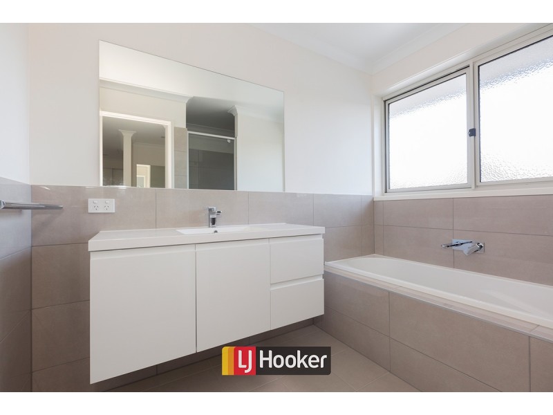 1/5 Clark Close, Spence ACT 2615