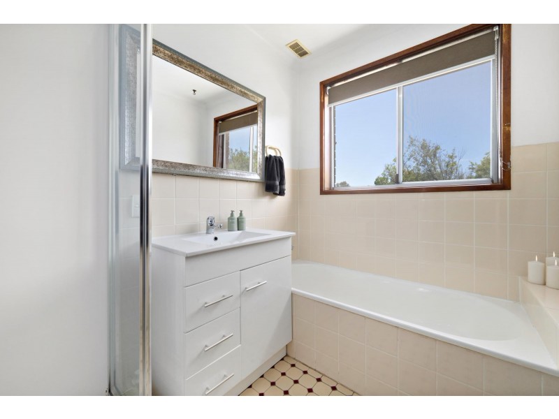 4 Inglis Place, Latham ACT 2615