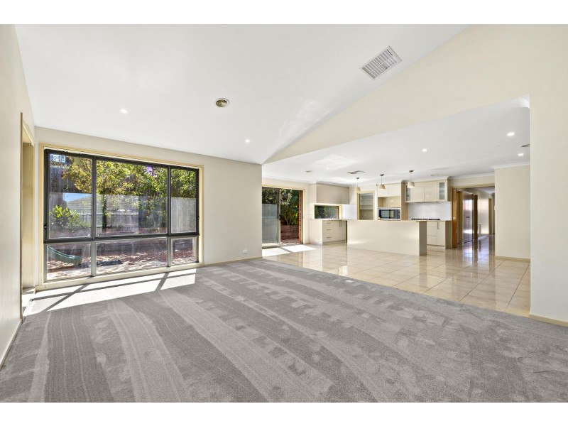 21 Lucy Beeton Crescent, Bonner ACT 2914
