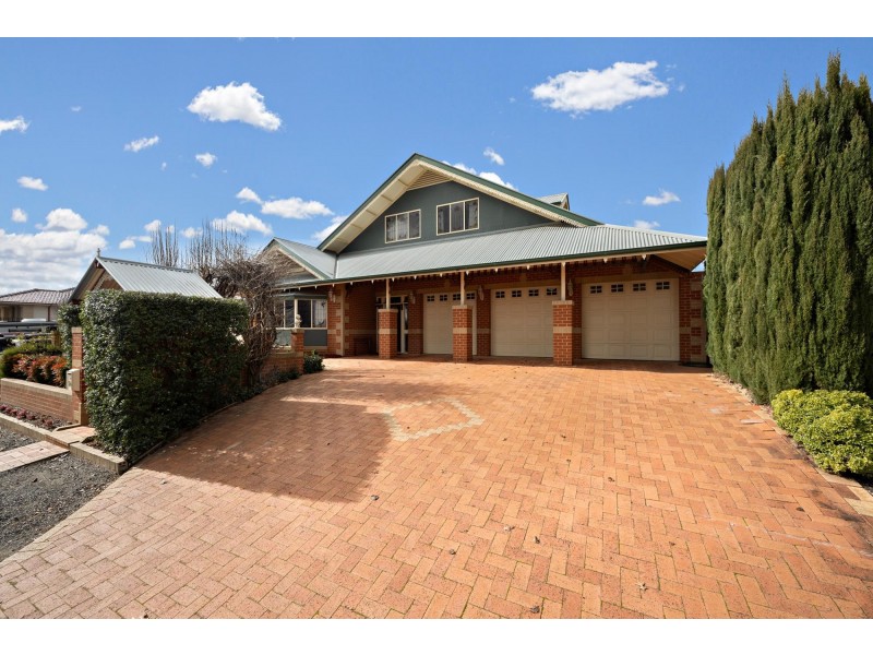 14 Douglas Waterhouse Drive, Dunlop ACT 2615