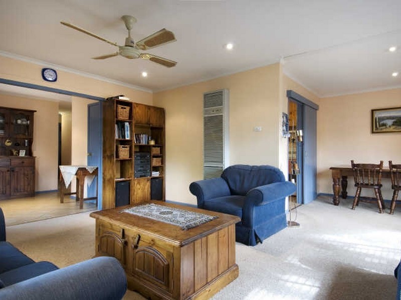 8 Lindrum Crescent, Holt ACT 2615