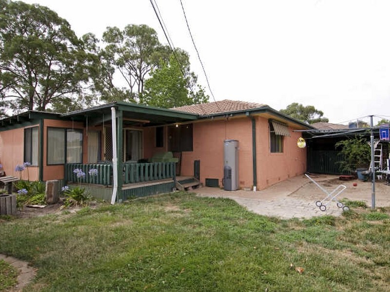 8 Lindrum Crescent, Holt ACT 2615