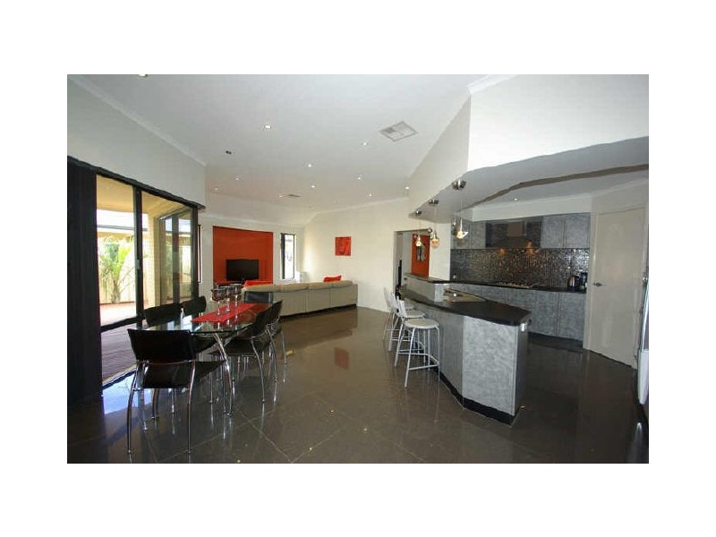 20 Lenihan Corner, Wattle Grove WA 6107