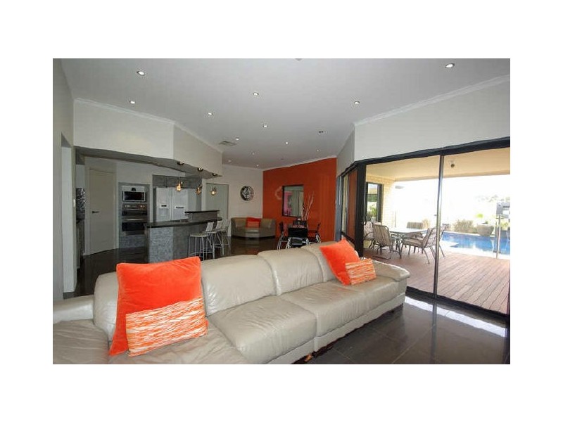 20 Lenihan Corner, Wattle Grove WA 6107