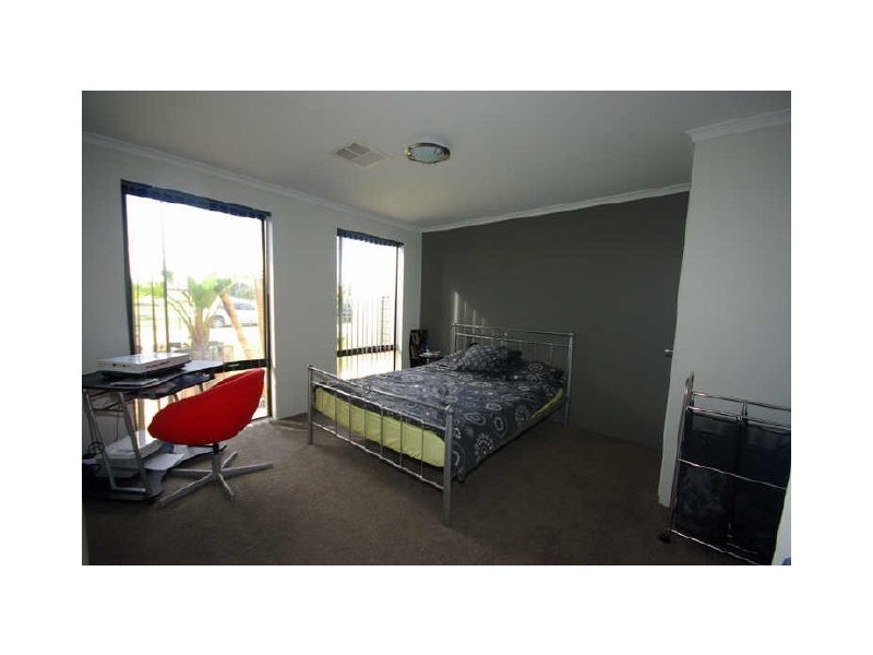 20 Lenihan Corner, Wattle Grove WA 6107