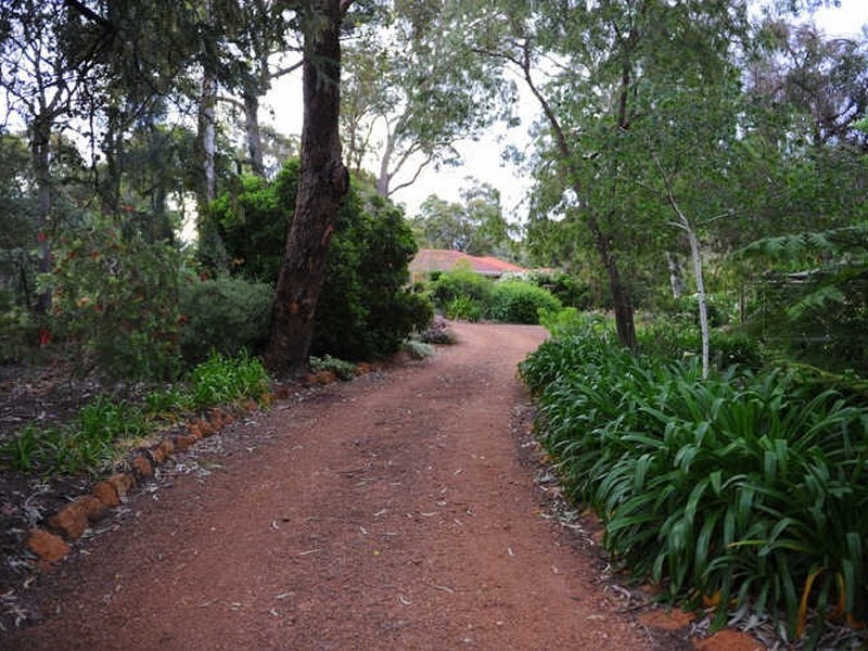 28 Wheelwright Road, Lesmurdie WA 6076