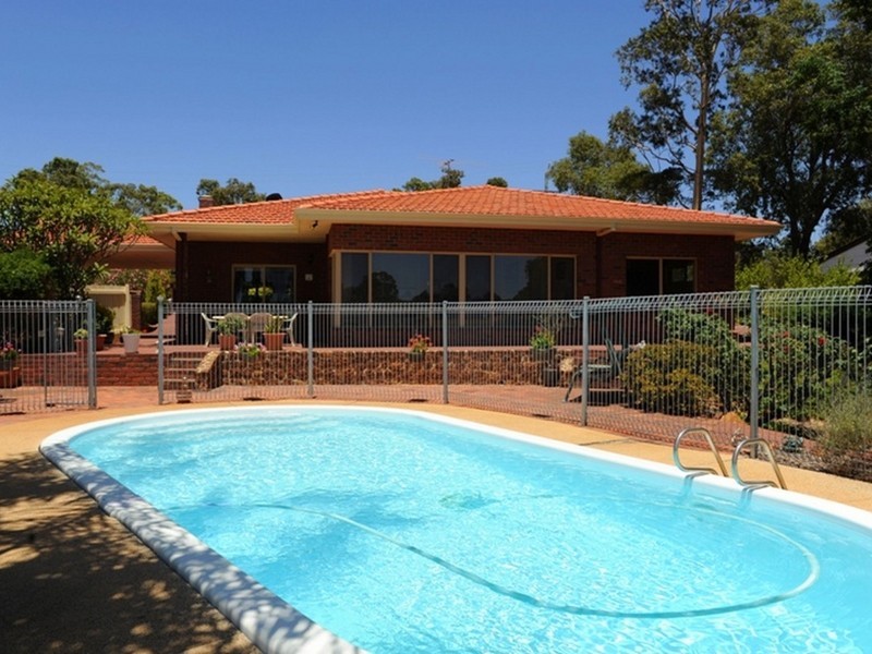 2 Ashurst Drive, Lesmurdie WA 6076