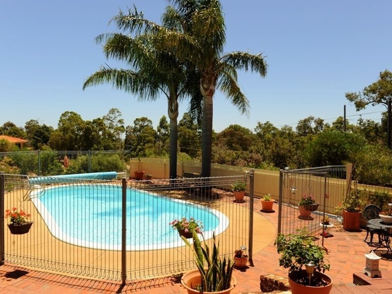 2 Ashurst Drive, Lesmurdie WA 6076