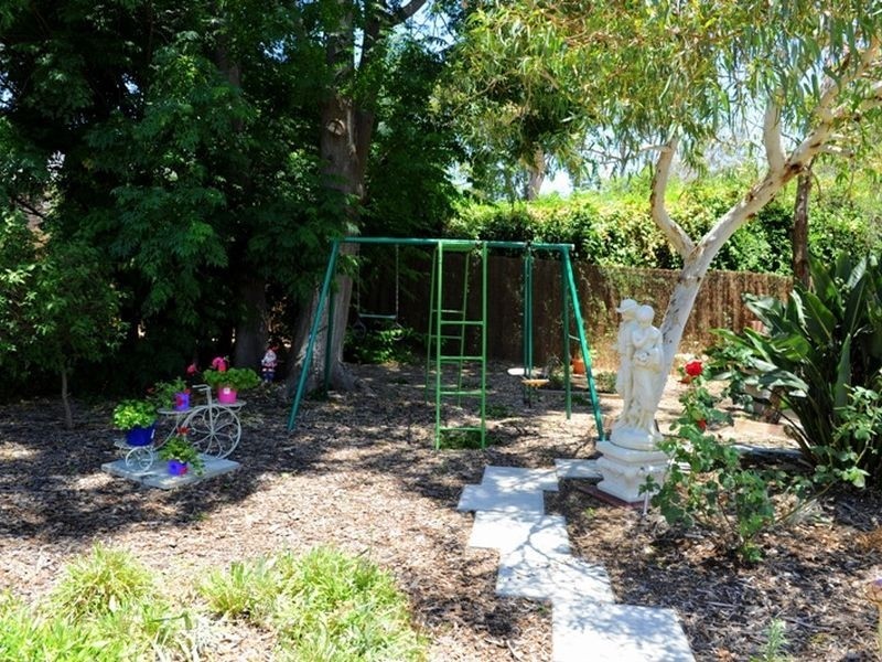 2 Ashurst Drive, Lesmurdie WA 6076
