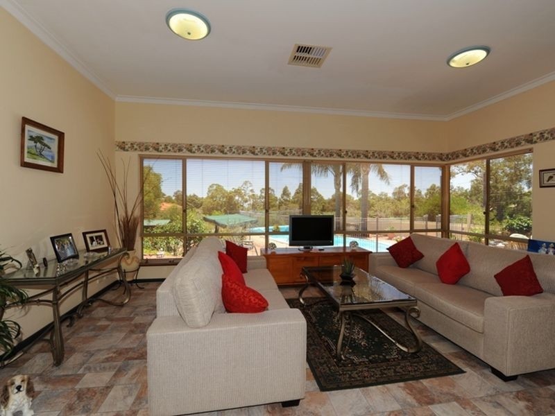 2 Ashurst Drive, Lesmurdie WA 6076