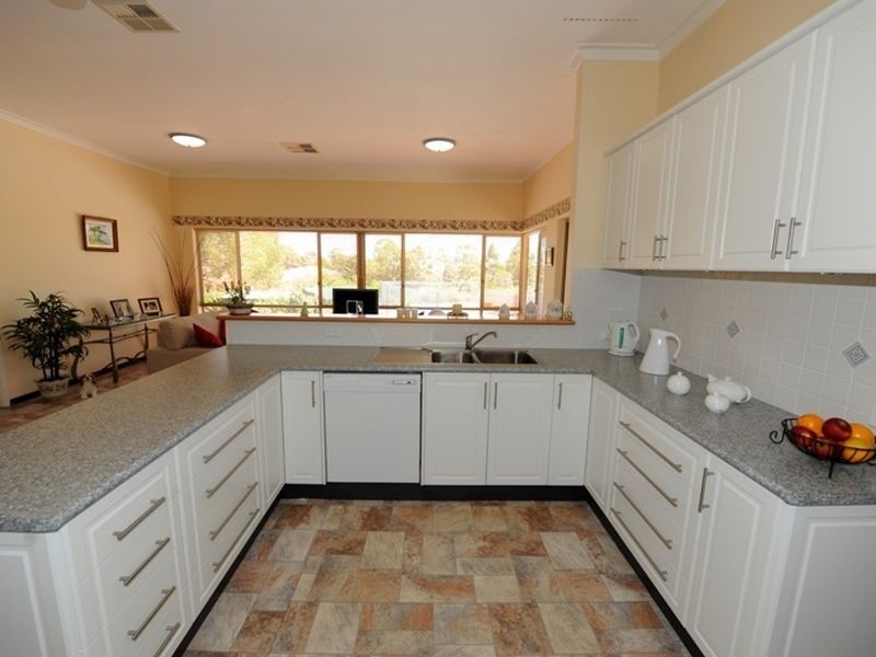 2 Ashurst Drive, Lesmurdie WA 6076