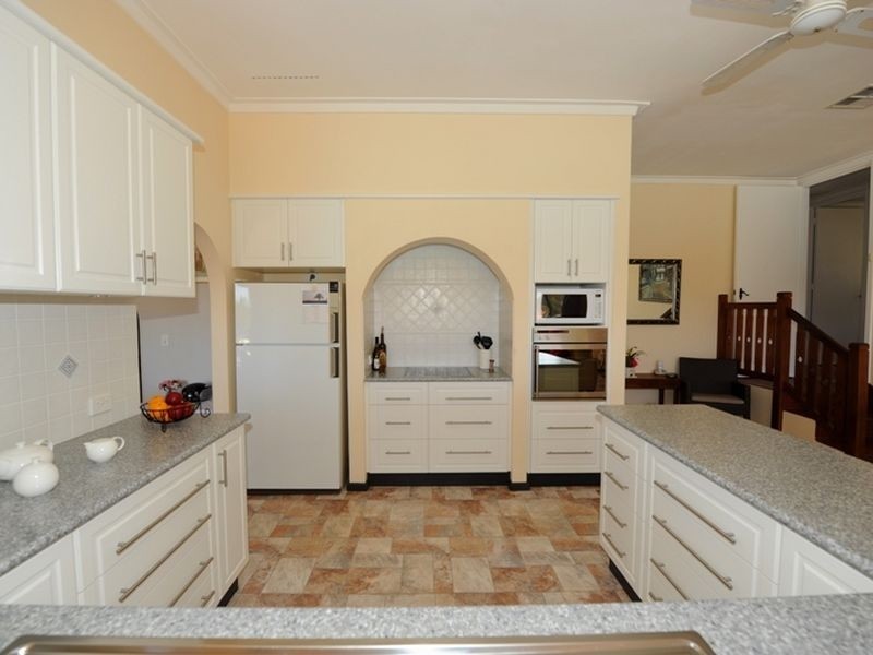 2 Ashurst Drive, Lesmurdie WA 6076