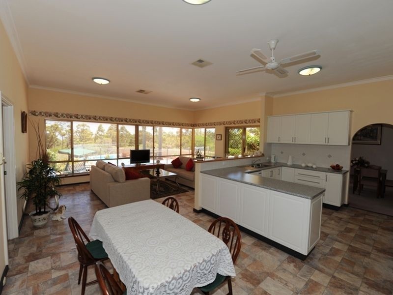 2 Ashurst Drive, Lesmurdie WA 6076